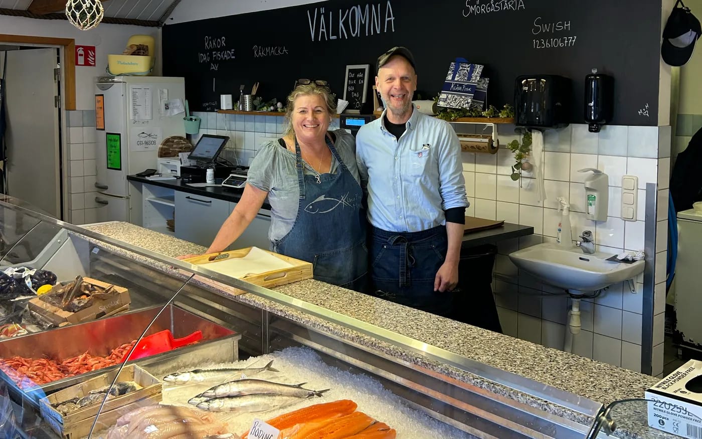 Marlene Sahlqvist & Hans Nordin bakom fiskdisken hos Klåva Fisk på Hönö